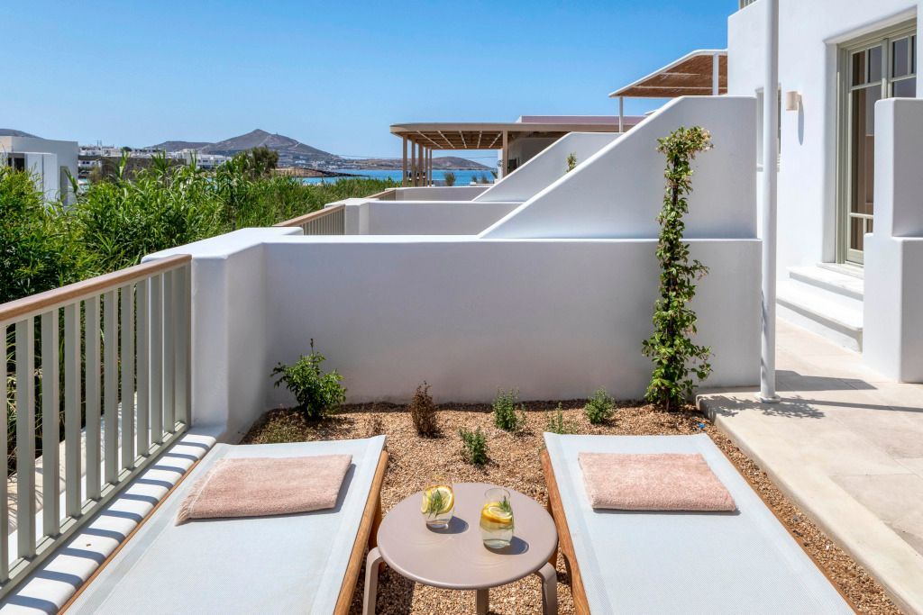 Private Terrasse mit Blick aufs Meer und stilvollen Sonnenliegen