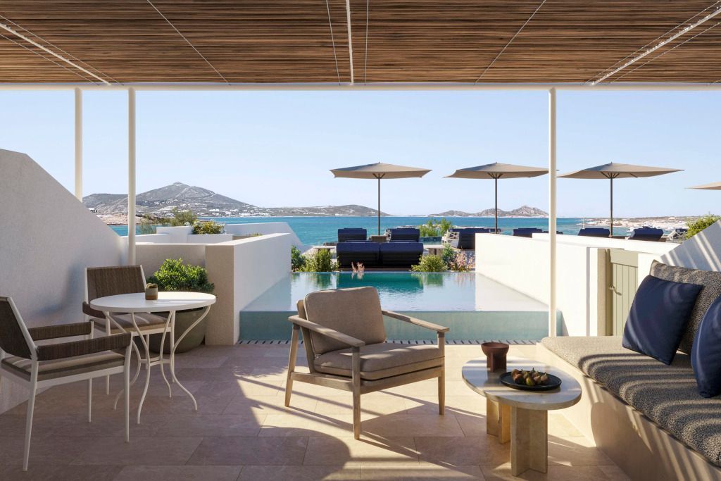 Elegante Terrasse mit Pool und Meerblick im Luxusresort auf Paros