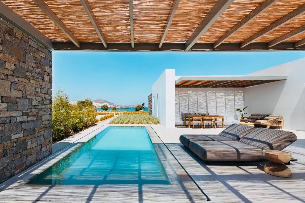 Privater Pool auf der Terrasse mit Liegestühlen und mediterraner Vegetation.