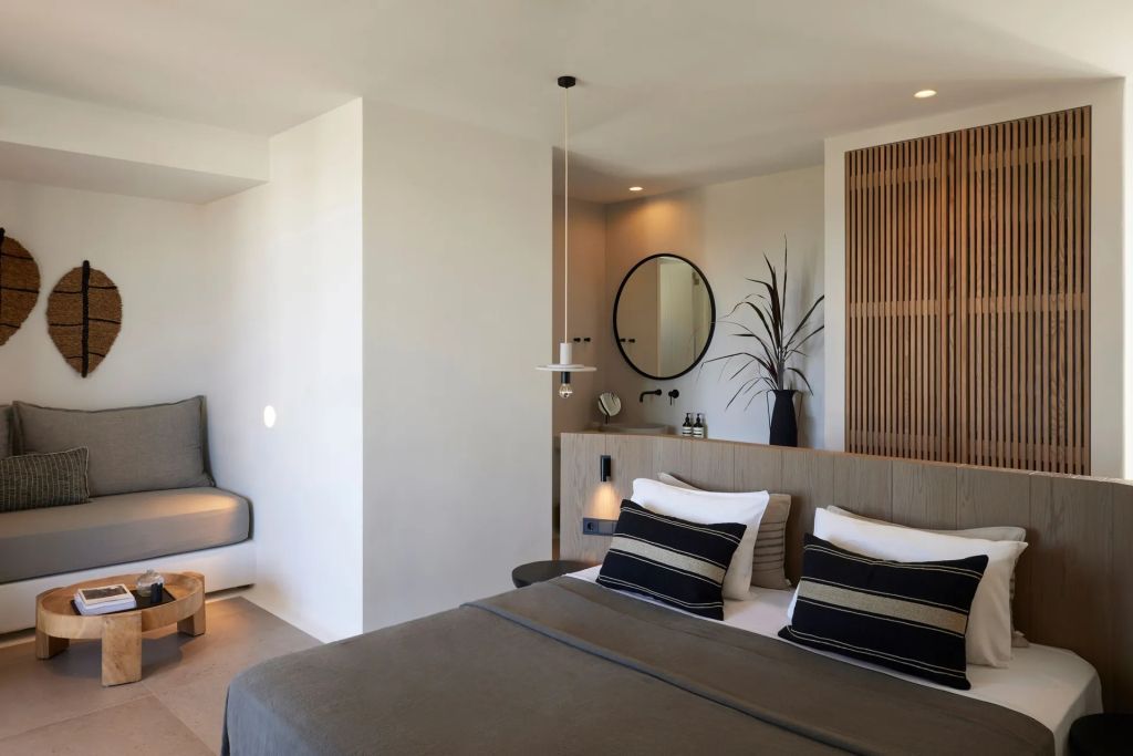 Moderne Junior-Suite mit elegantem Doppelbett und stilvollen Akzenten.