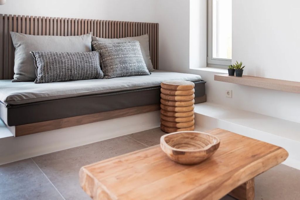 Lounge-Bereich mit modernem Sofa und Holzdetails im Zimmer.