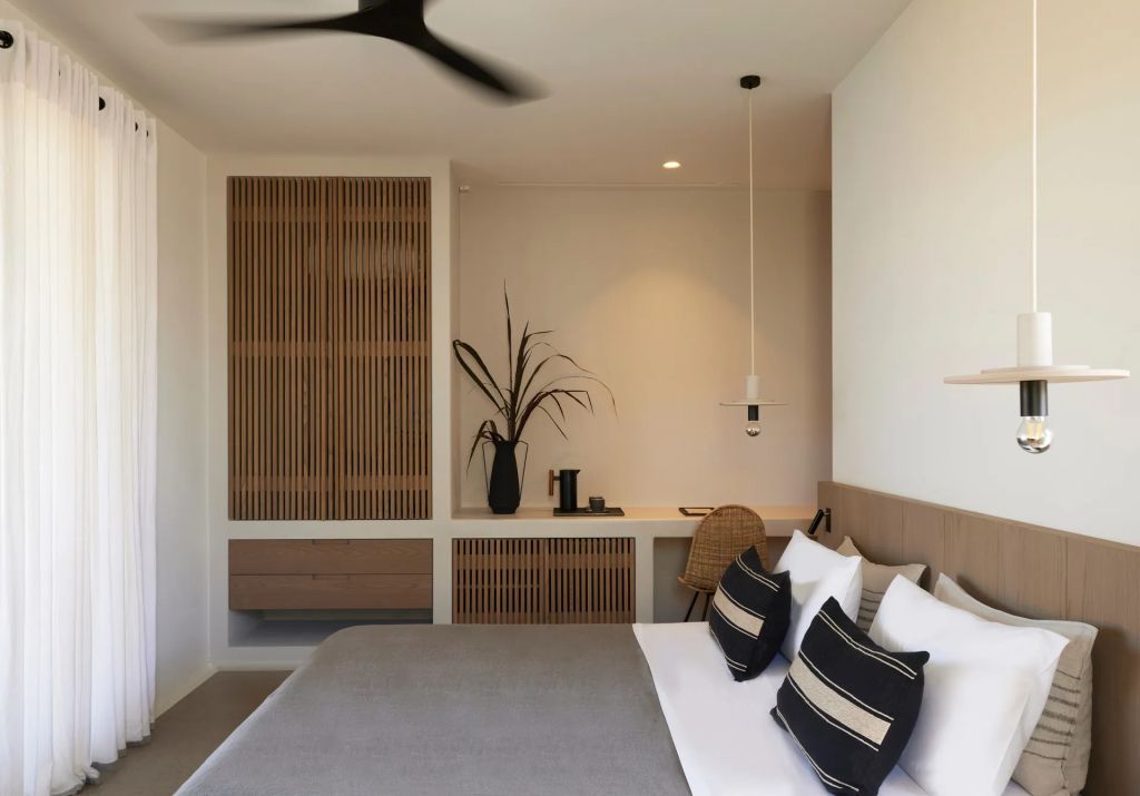 Modernes Hotelzimmer mit Doppelbett und minimalistischer Einrichtung