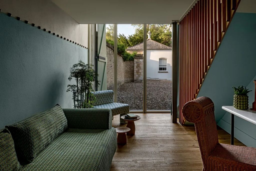 Gemütlicher Lounge-Bereich mit modernen Sofas und Blick auf den Innenhof.