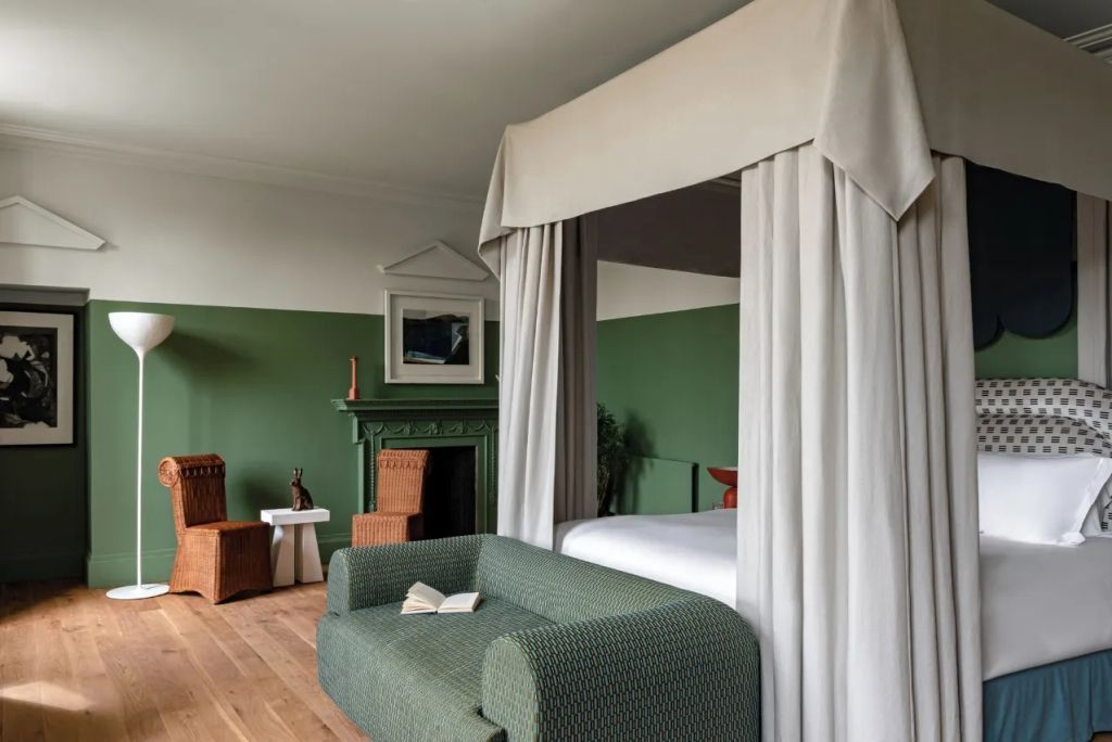 Geräumiges Zimmer mit eleganter Einrichtung inklusive Sofa und Kamin.