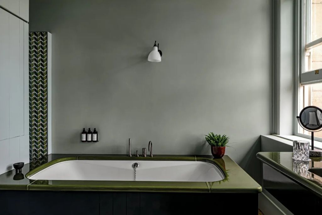 Freistehende Badewanne in modernem Badezimmerdesign