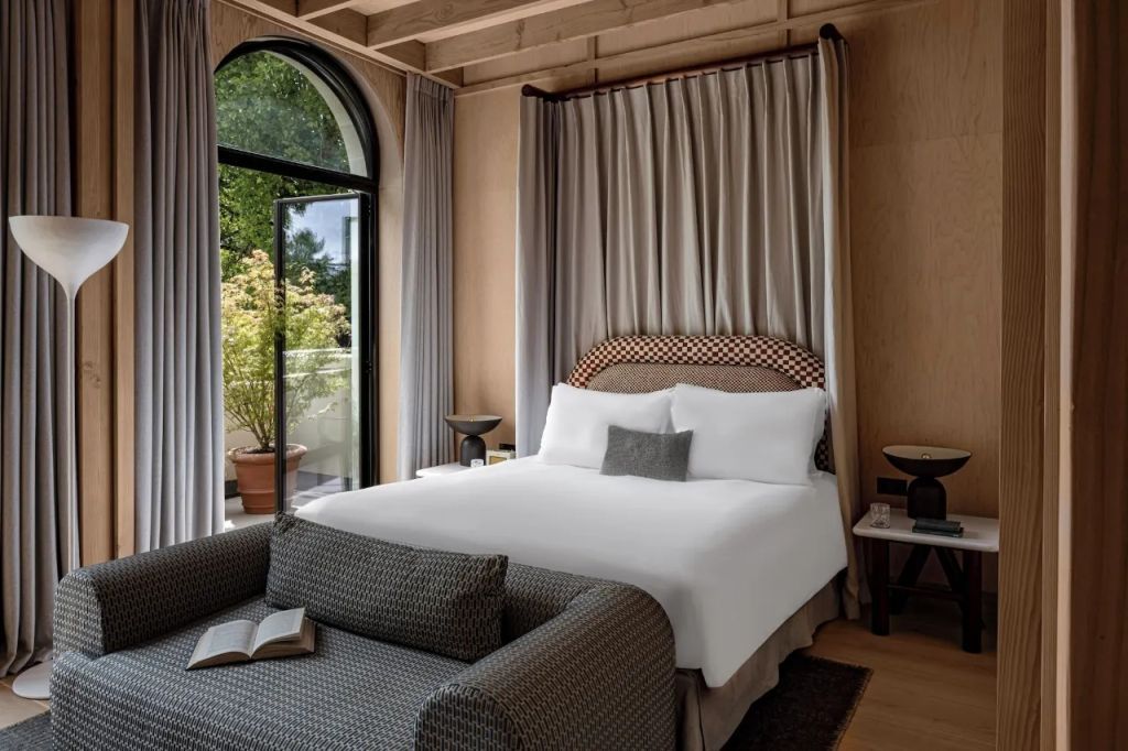 Geräumiges Zimmer mit großem Bett und angrenzender Terrasse