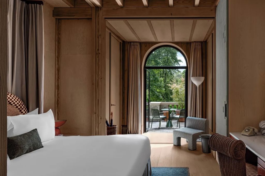 Modernes Zimmer mit Zugang zu einem malerischen Balkon