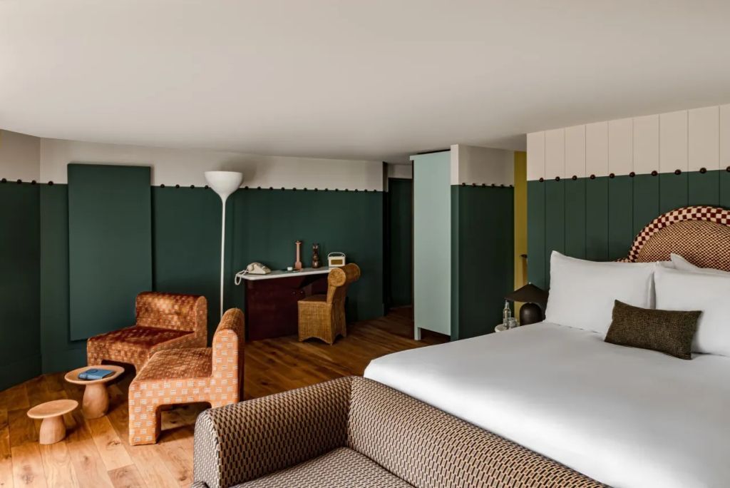 Geräumiges Wildflower Zimmer mit Sitzecke, Schreibtisch und Doppelbett