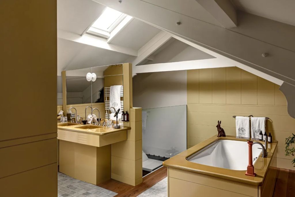 Modernes Badezimmer mit Badewanne und Oberlicht im Wildflower Zimmer
