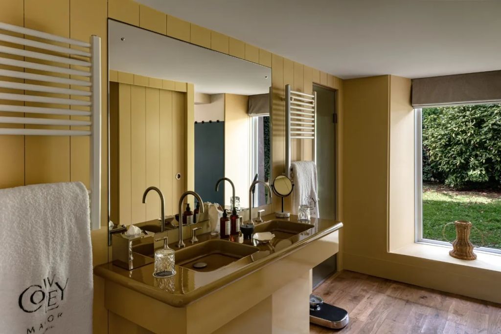 Doppelwaschbecken im modernen Badezimmer mit großen Spiegeln im Wildflower Zimmer