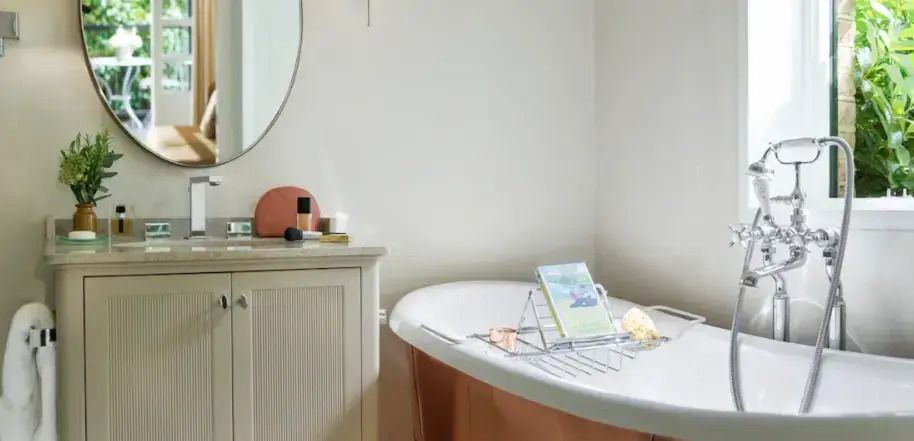 Luxuriöse Badewanne in einem hellen Badezimmer mit stilvollen Details