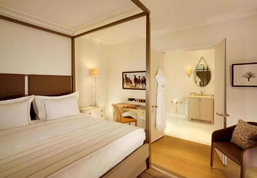 Elegantes Superior Stable Doppelzimmer mit Doppelbett und Schreibtischbereich