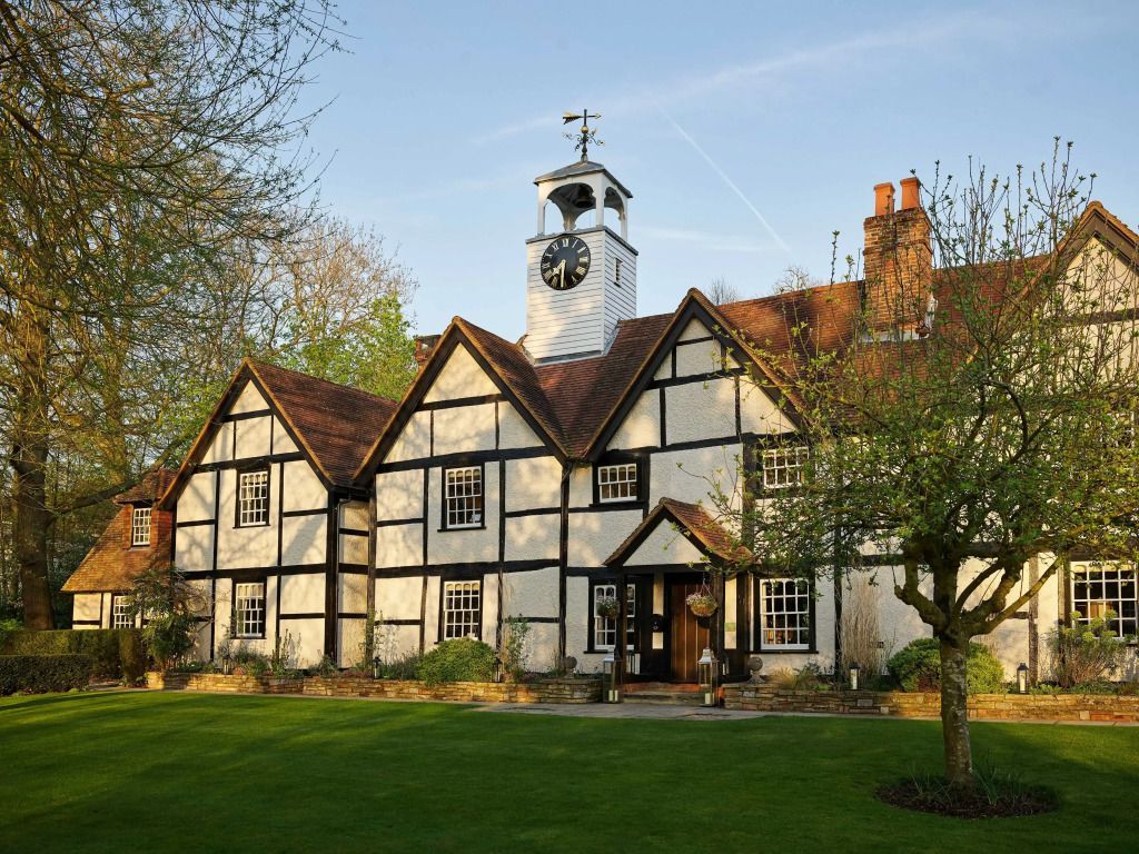 Traditionelles Cottage mit stilvollem Fachwerk und gepflegtem Garten bei Coworth Park.