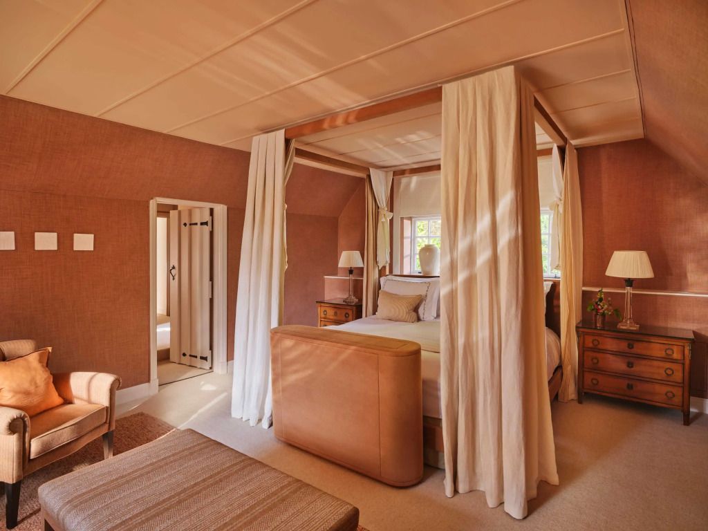Elegantes Schlafzimmer mit Himmelbett und warmen Tönen im Dower House von Coworth Park.