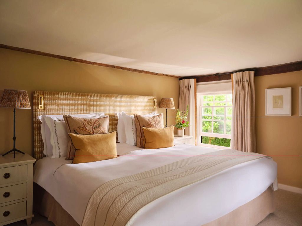 Gemütliches Schlafzimmer mit großen Fenstern und luxuriöser Bettwäsche im Dower House.