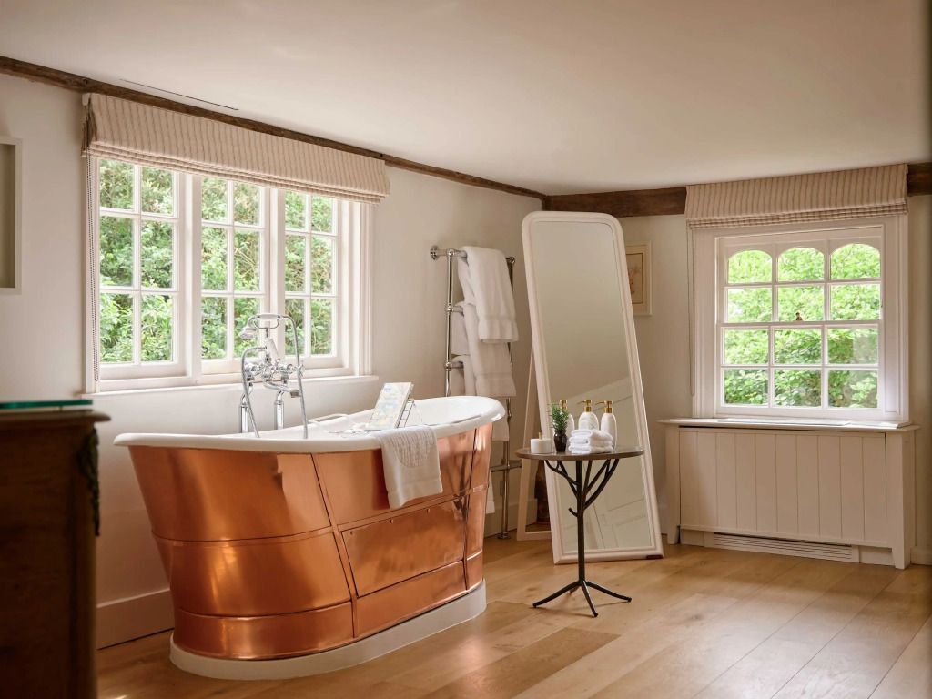 Luxuriöses Badezimmer mit Kupferbadewanne und stilvoller Einrichtung im Dower House.