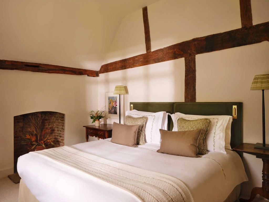 Traditionelles Schlafzimmer mit Holzbalken und moderner Ausstattung im Dower House.