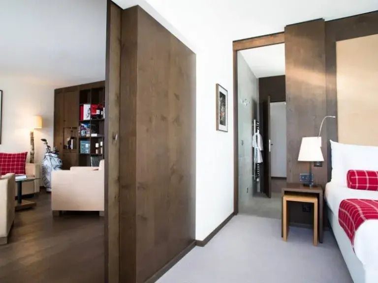 Moderne Einrichtung der Ambassador Suite mit Holzakzenten und stilvoller Dekoration