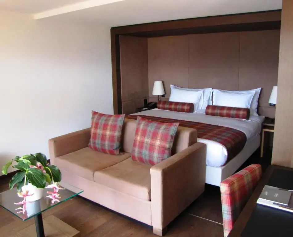 Deluxe Suite mit Doppelbett und gemütlichem Sofa