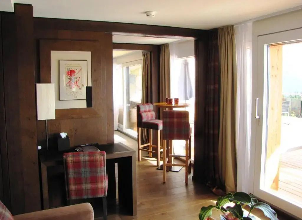Essbereich in der Deluxe Doppel Suite mit zwei Hochstühlen
