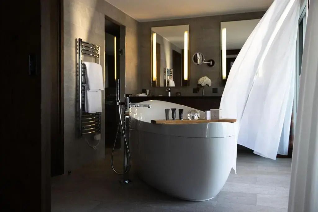 Modernes Badezimmer mit freistehender Badewanne in Suite