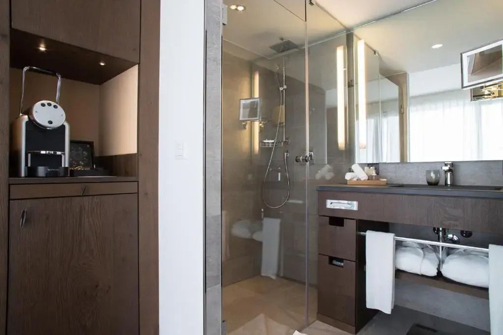 Elegantes Badezimmer mit Regendusche und modernen Armaturen