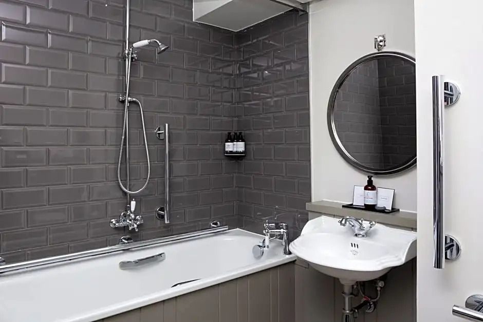 Badewanne und Waschbecken in elegantem Badezimmer