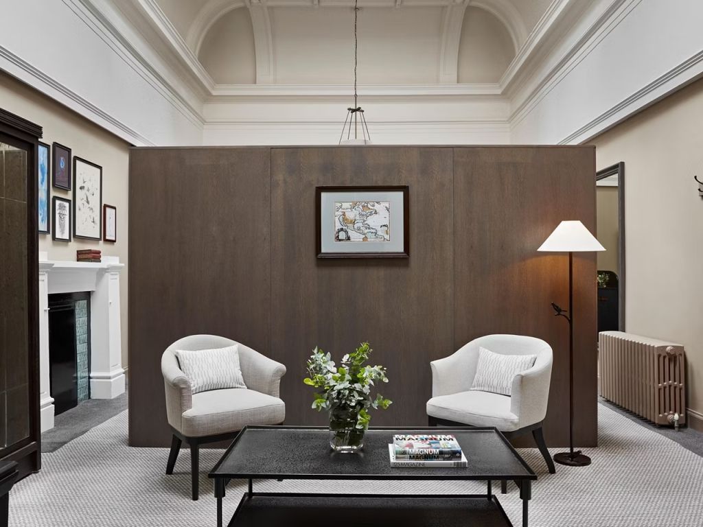Gemütliche Sitzecke mit Sesseln und Tisch in der Alba Skylark Suite