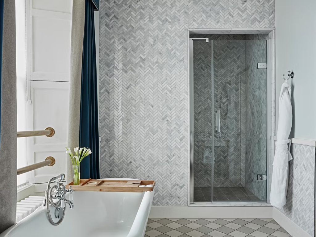 Modernes Badezimmer mit freistehender Badewanne und Glasdusche