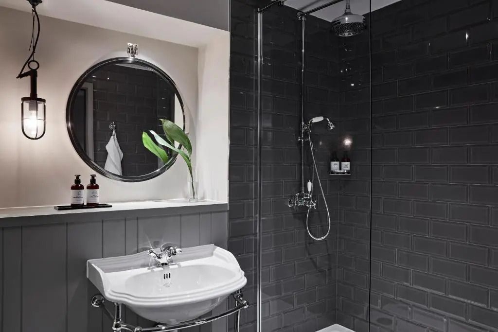 Modernes Badezimmer mit Dusche und elegantem Waschbecken.