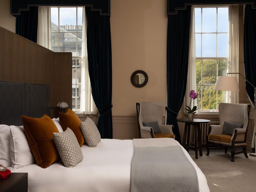 Luxuriöses Schlafzimmer mit stilvollen Dekorationen und Blick auf Charlotte Square.