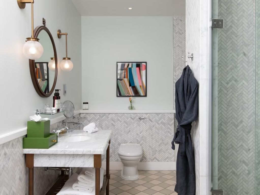 Stilvolles Badezimmer mit eleganten Details und moderner Ausstattung.