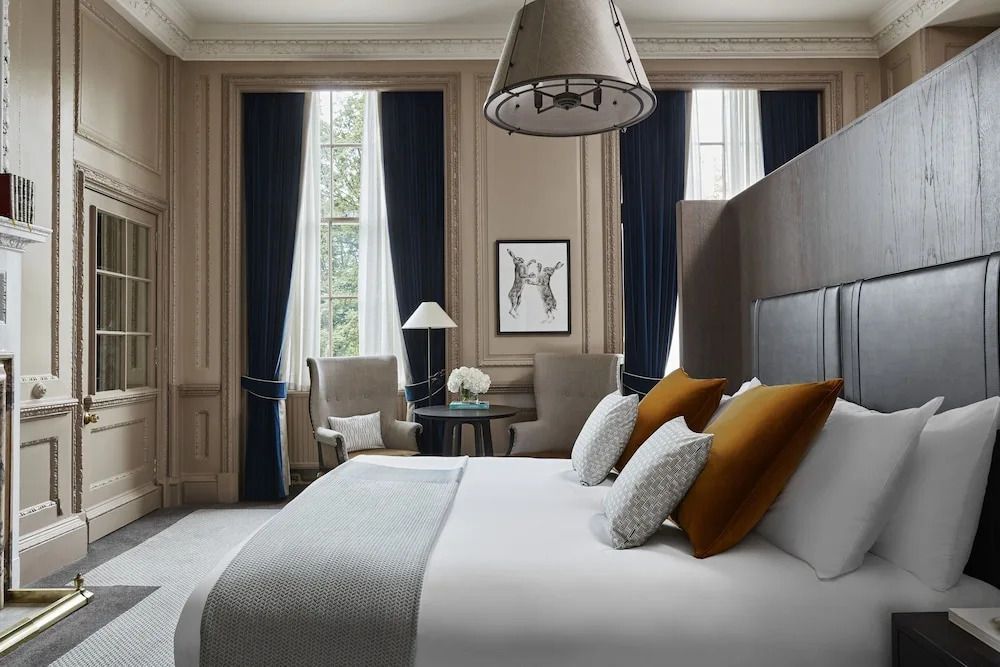 Elegantes Schlafzimmer mit Doppelbett und stilvollen Dekorationselementen