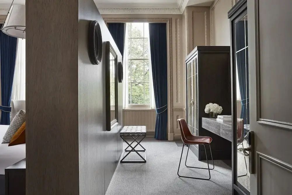 Geräumiges Hotelzimmer mit großem Fenster und moderner Möblierung