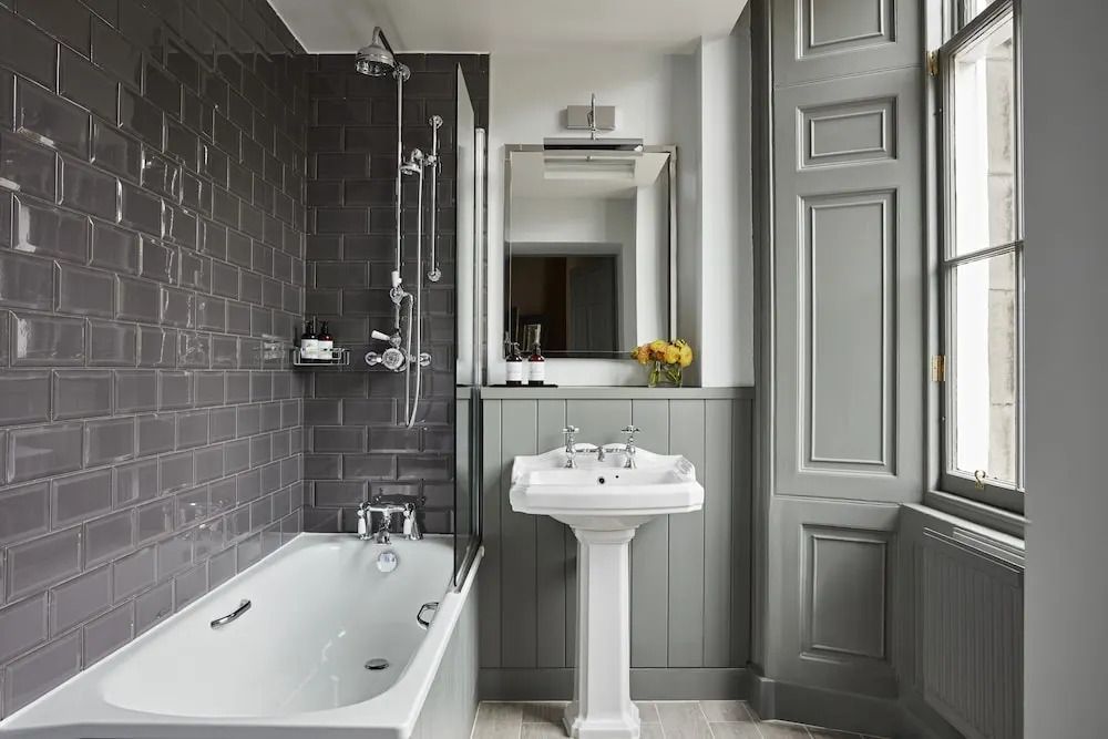 Modernes Badezimmer mit Badewanne und stilvollem Waschbecken