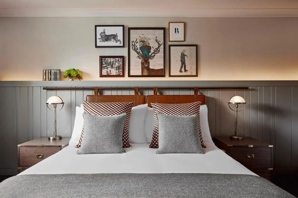 Stylisch dekoriertes Doppelzimmer mit eleganter Wandkunst und moderner Beleuchtung