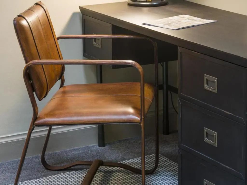 Eleganter Schreibtischbereich mit Lederstuhl im Hotelzimmer