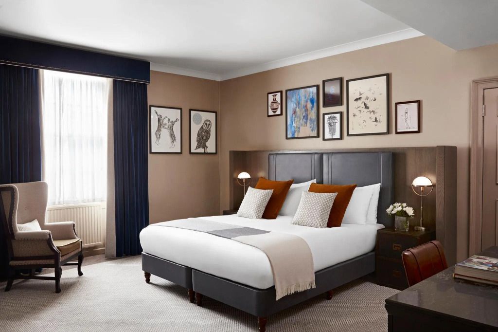 Premium Doppelzimmer mit Bett und stilvoller Wandkunst