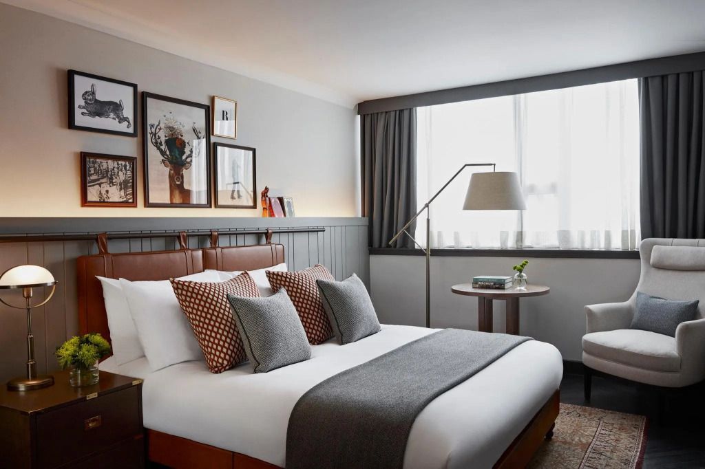 Komfortables Doppelzimmer mit modernem Dekor und Leselampe