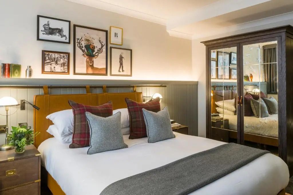 Gemütliches Zimmer mit dekorativen Kissen und Kunst an der Wand