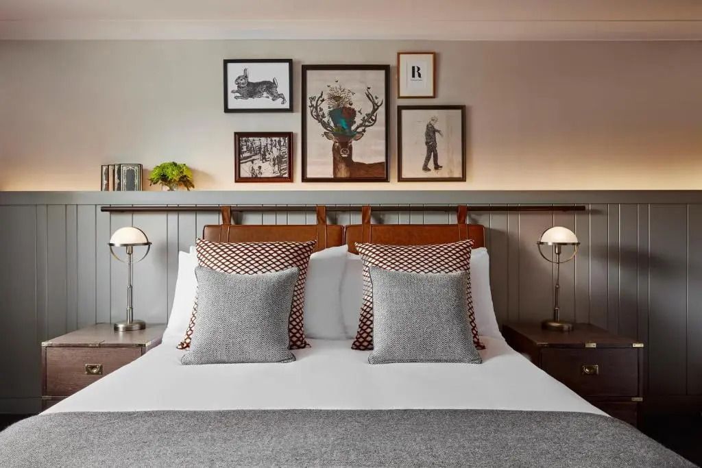Hell eingerichtetes Zimmer mit grauen und roten Textilien