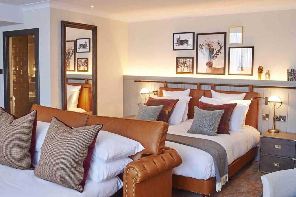 Großes Doppelzimmer mit Lederkopfteil und eleganten Kissen
