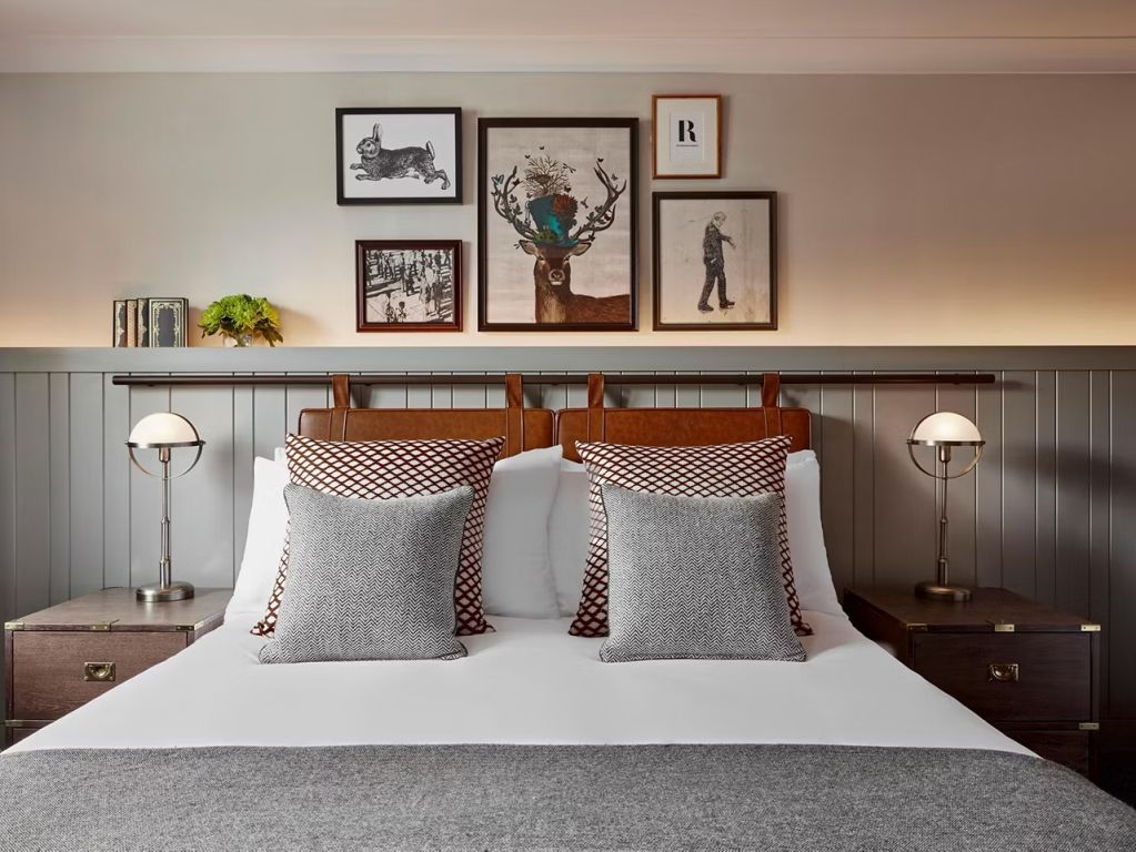 Doppelbett mit Akzentkissen und moderner Kunst an der Wand