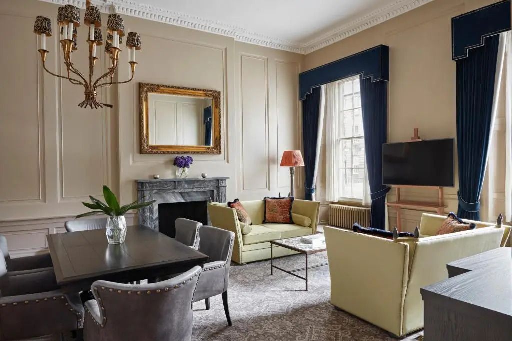 Geräumiges Wohnzimmer der Townhouse Suite mit Kamin und luxuriöser Möblierung.