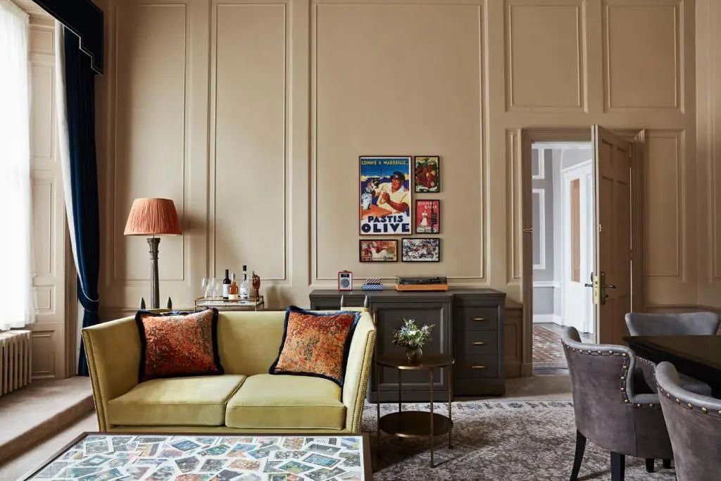 Detail des Wohnzimmers der Townhouse Suite mit Sofa und dekorativer Wandkunst.