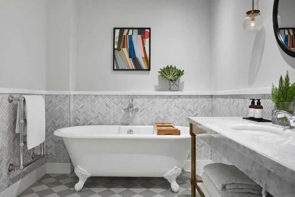 Luxuriöses Badezimmer in der Townhouse Suite mit freistehender Badewanne.