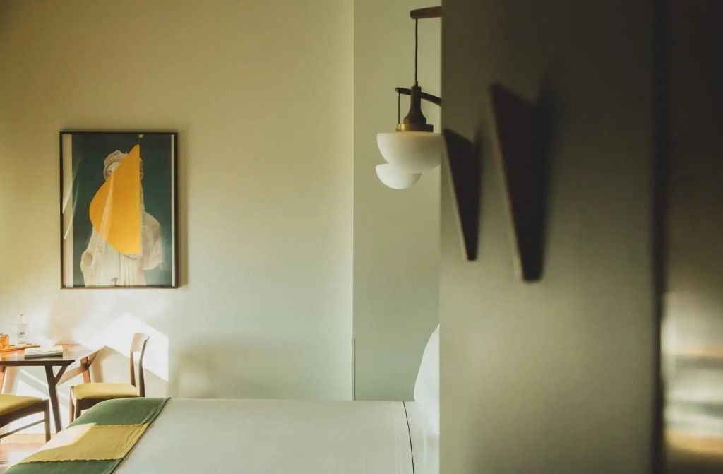 Detail eines stilvollen Hotelzimmers mit künstlerischem Wandbild