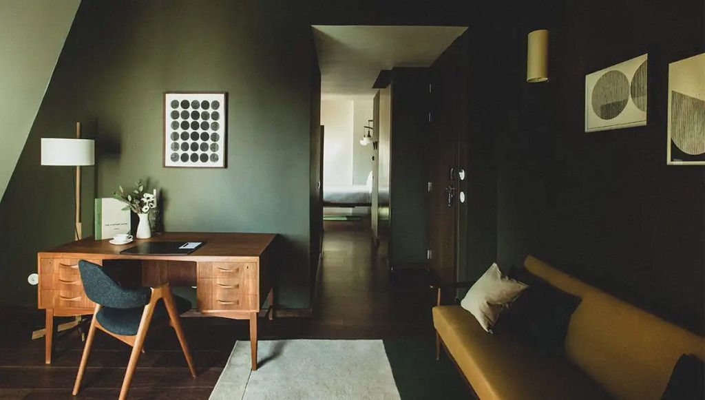 Sitzbereich mit Schreibtisch in modernem Hotelzimmer