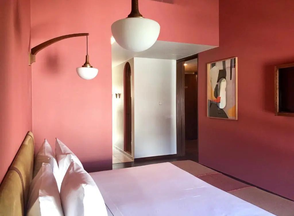 Moderne Suite mit minimalistischem Design und charmanten Details in sanften Farben.