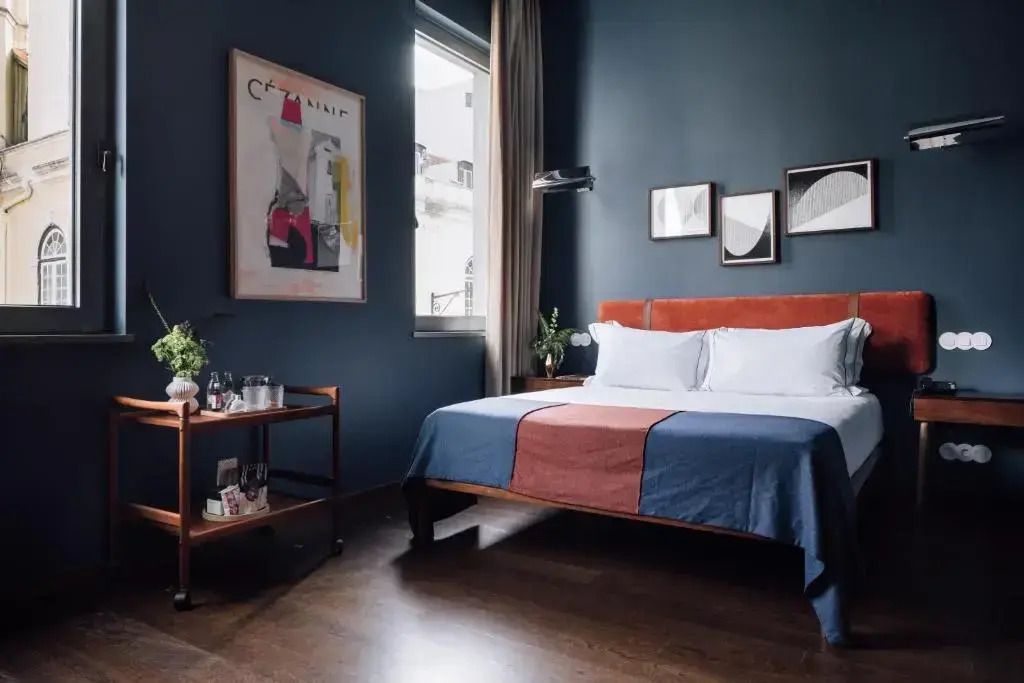 Modernes Doppelzimmer mit stilvoller Kunst an der Wand und eleganten Möbeln